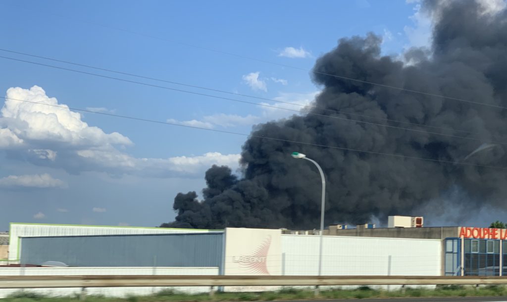 Fumée noire et toxique s'échappant d'une usine de produits chimiques