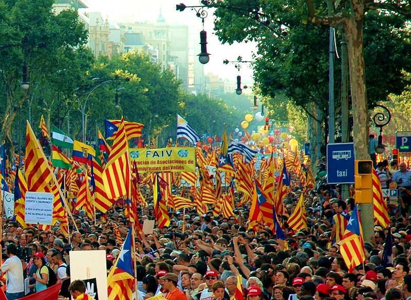 Catalogne : Manuel Valls promet la déchéance de nationalité aux indépendantistes : "Ce sont des terroristes"