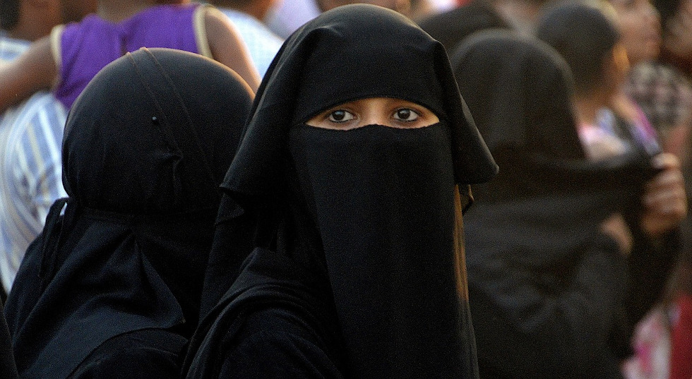 Coronavirus : Pour déconfiner en pénurie de masques, la France opte pour la burqa