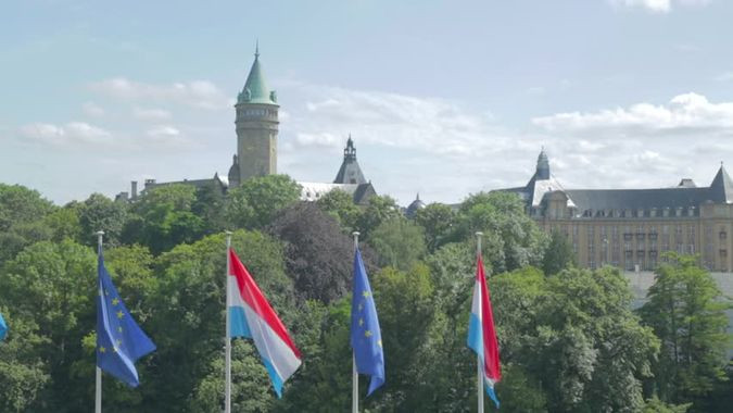 Confinement : Le Luxembourg profite que tout le monde soit bloqué chez eux augmenter ses impôts