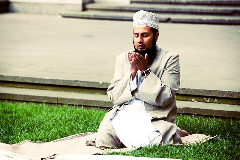 Un fidèle musulman s'adonnant à une provocante prière de rue