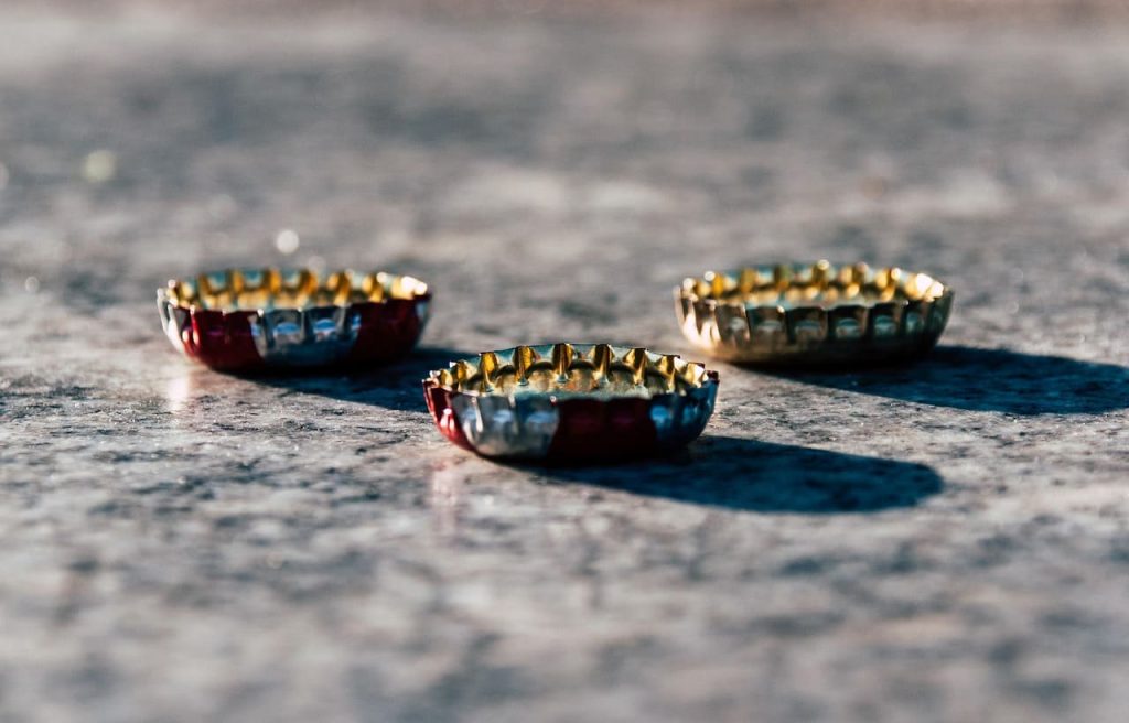 bouchons attachés bouteilles